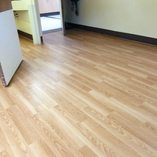 Hospital room with vinyl floor, SmartCells is used as an underlayment
